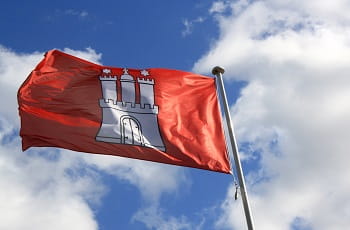 Eine Hamburg Flagge im Wind.