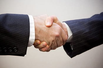 Ein Handshake besiegelt den Deal. 