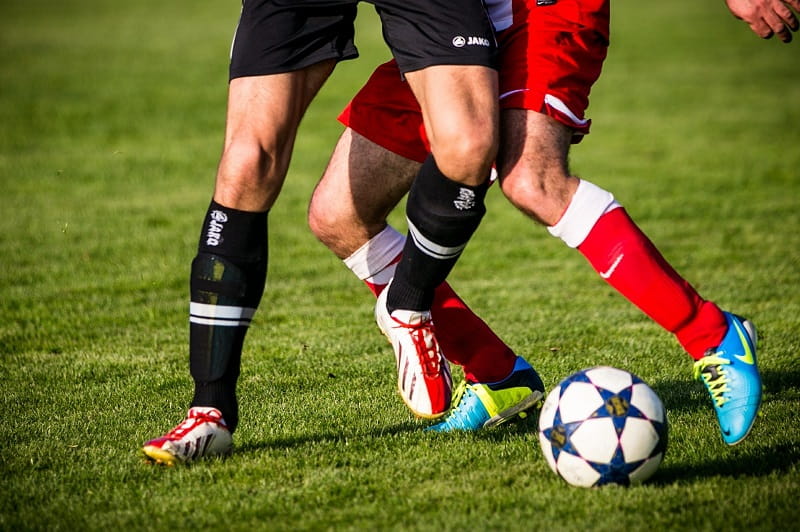 Zwei Fußballer im Zweikampf.