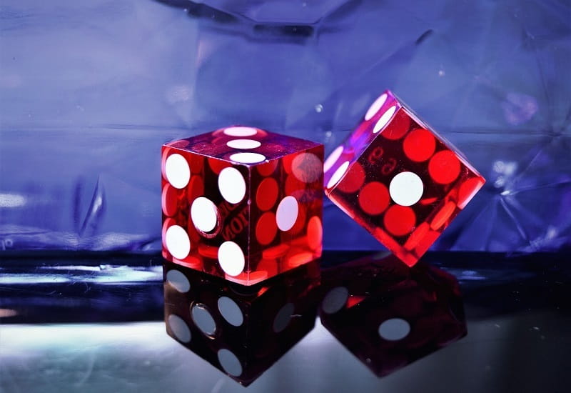 Zwei rote Casino-Spielwürfel.