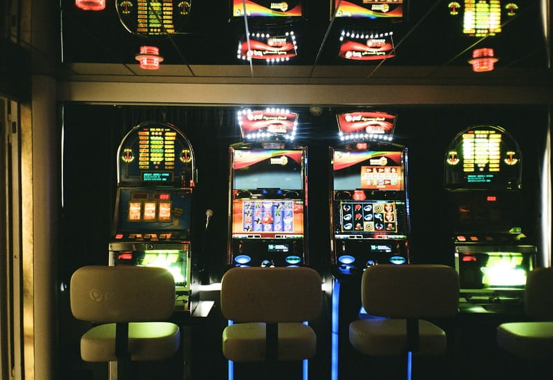 Glücksspielautomaten in einer Spielhalle.