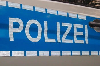 Ein Polizei-Schriftzug auf einem Polizeiwagen.