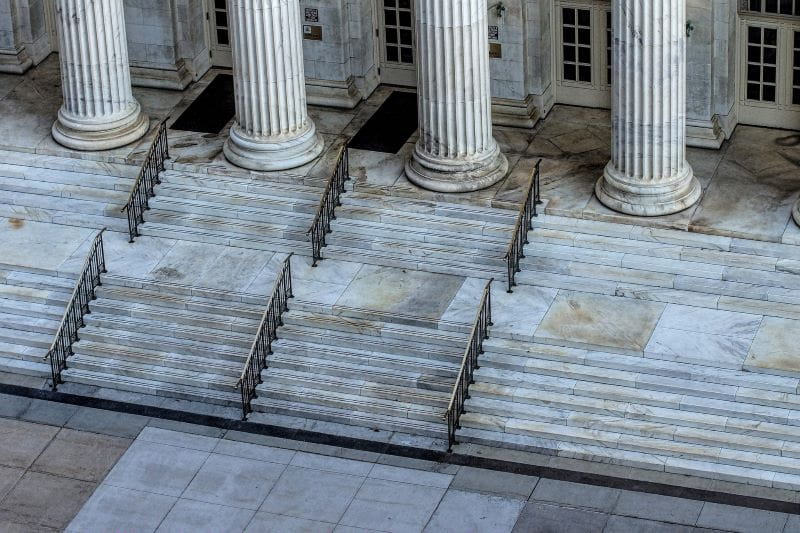 Ein großes Gerichtsgebäude in den USA.