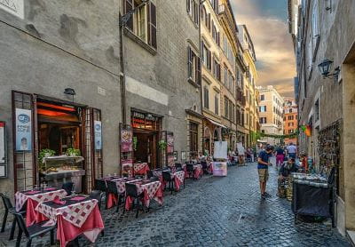 Eine für Italien typische Gasse mit Restaurants und Geschäften.