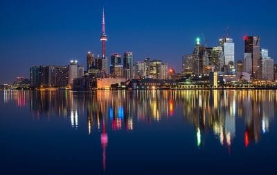 Ontarios Hauptstadt Toronto bei Nacht.