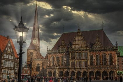 Das Bremer Rathaus bei bewölktem Himmel.