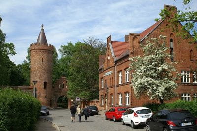 Eine Stadt in Neubrandenburg im typischen Backsteinstil und mit einem alten Turm.