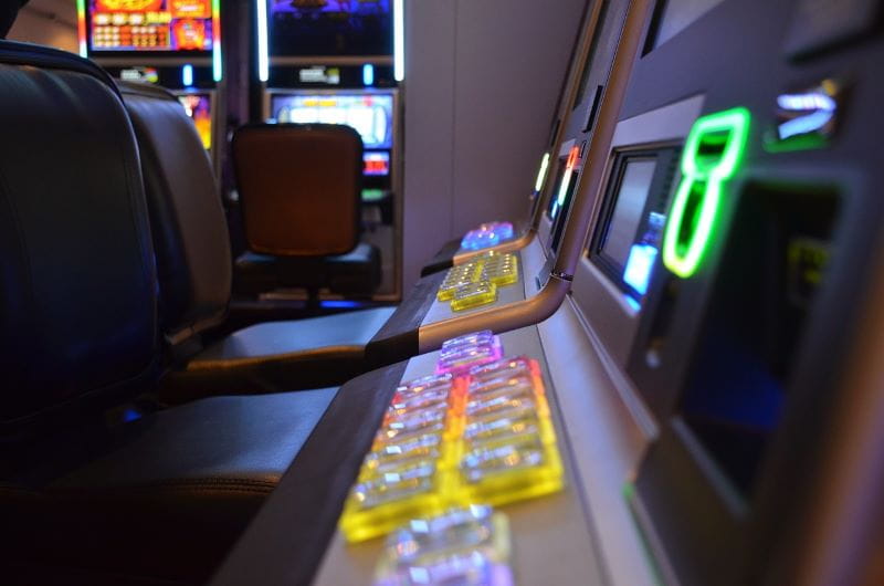 Fünf Glücksspielautomaten in einer Spielhalle.